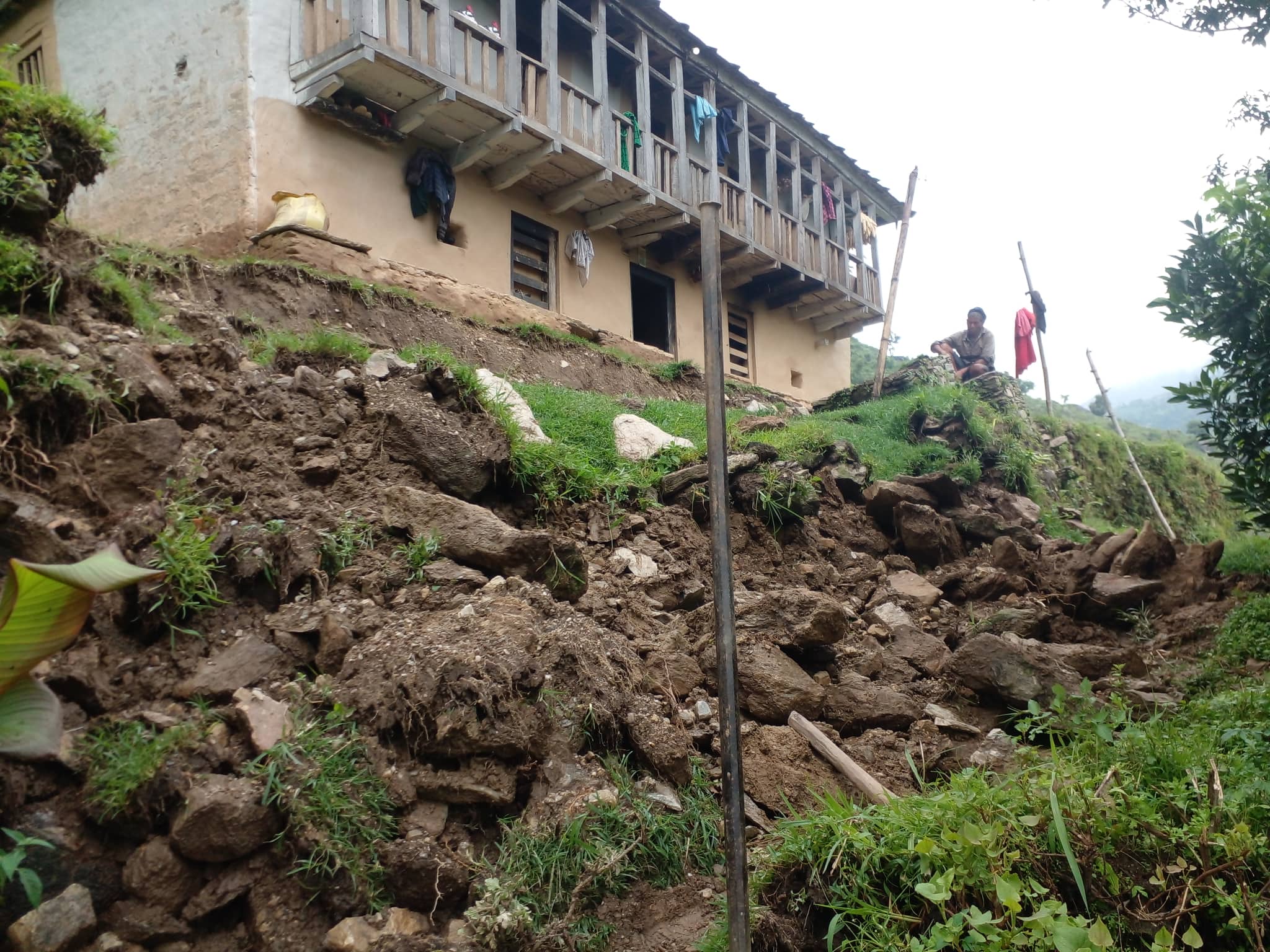 अबिरल बर्षाले दर्जन बढि घर पहिरोको उच्च जोखिममा