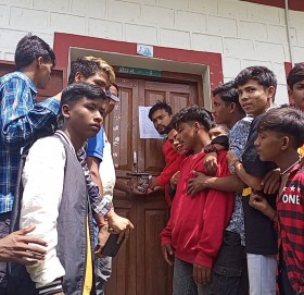 स्थानीय र जनप्रतिनिधिले लगाए दुरसंचार कार्यालय बाजुरामा ताला