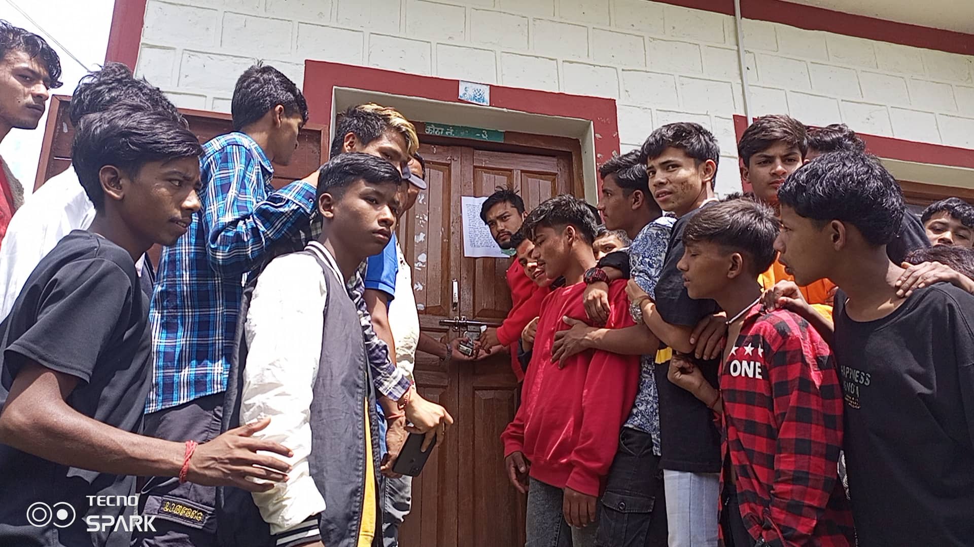 स्थानीय र जनप्रतिनिधिले लगाए दुरसंचार कार्यालय बाजुरामा ताला