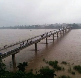 नारायणी नदीमा बहाव बढेपछि गण्डक ब्यारेजका २२ वटा ढोका खोलियो