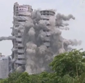 ९ सेकेण्डमा ढले भारत नोयडाका ट्वीन टावर