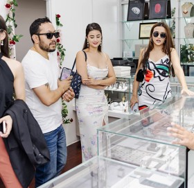 न्युयोर्कमा हीराका गहना किन्दै गर्दा भेटिए स्वस्तिमा, प्रियंका र नीति !