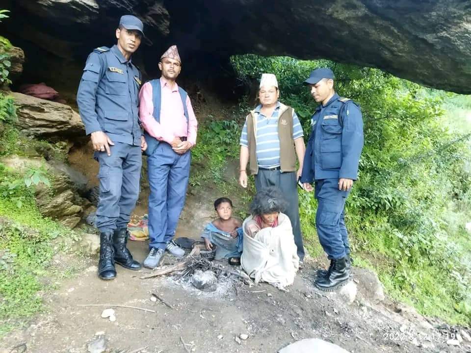 पाँच बर्ष देखी बाजुराकी जलुदेवी र ५ बर्षको छोरा ओडारमा बास, प्रहरी द्धारा उद्धार