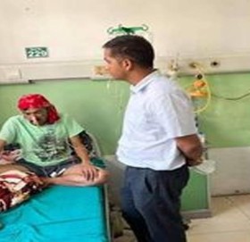 सिभिल अस्पताल पुगेर एमाले नेता महरले गरे क्यान्सर पिडित शाहीको स्वास्थ्य लाभको कामना