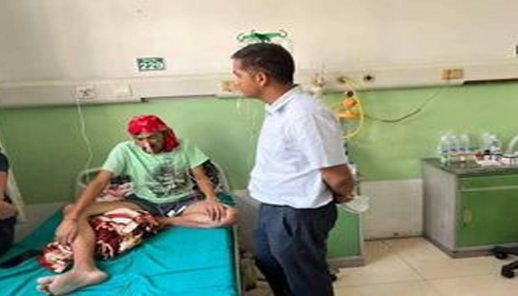 सिभिल अस्पताल पुगेर एमाले नेता महरले गरे क्यान्सर पिडित शाहीको स्वास्थ्य लाभको कामना