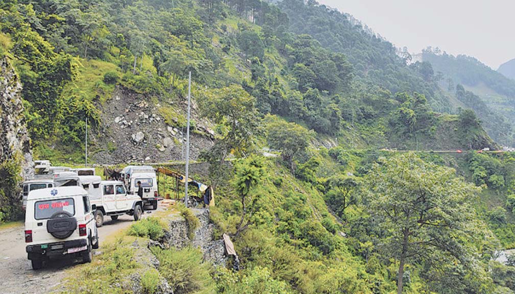 बाजुरामा यात्रुलाई खुलेयाम ठगिरहँदा प्रशासन मौन, ६ किमिको भाडा २५०