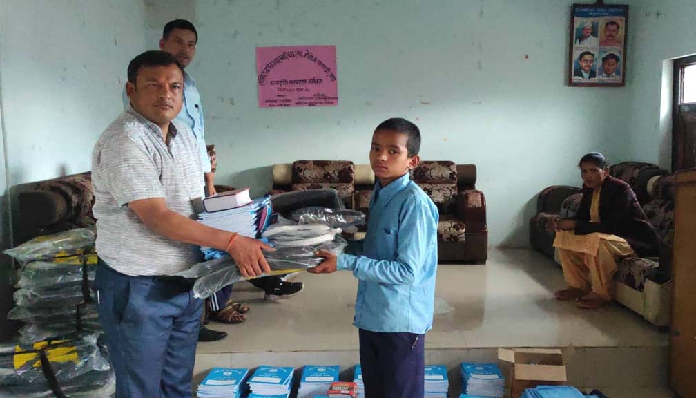 साहस नेपालद्धारा लक्षित समुहका बालबालिकालाई शैक्षिक साम्रगी बितरण