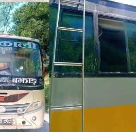 बझाङमा अज्ञात समूहद्वारा बन्दको अवज्ञा गर्दा गाडी तोडफोड