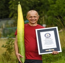 सबैभन्दा लामो काँक्रो फलाएर बेलायती किसानले राखे विश्व कीर्तिमान