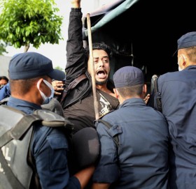 अर्थमन्त्री शर्माको राजीनामा माग गर्दै संसद भवन अगाडि प्रदर्शन