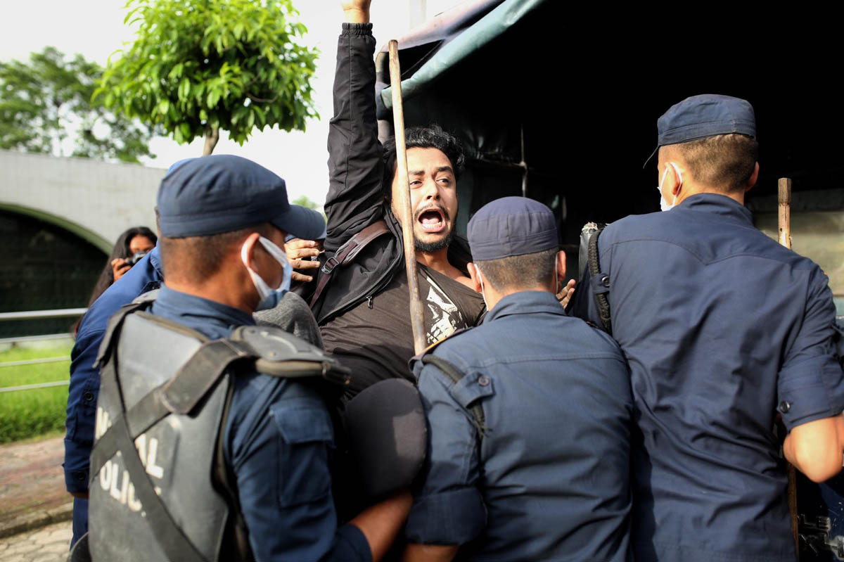 अर्थमन्त्री शर्माको राजीनामा माग गर्दै संसद भवन अगाडि प्रदर्शन