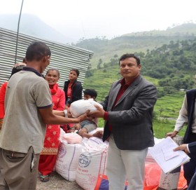 सेलाघाटका बाढी पिडितहरुलाइ बडिमालिलका नगरपालिकाले दियाे  राहत