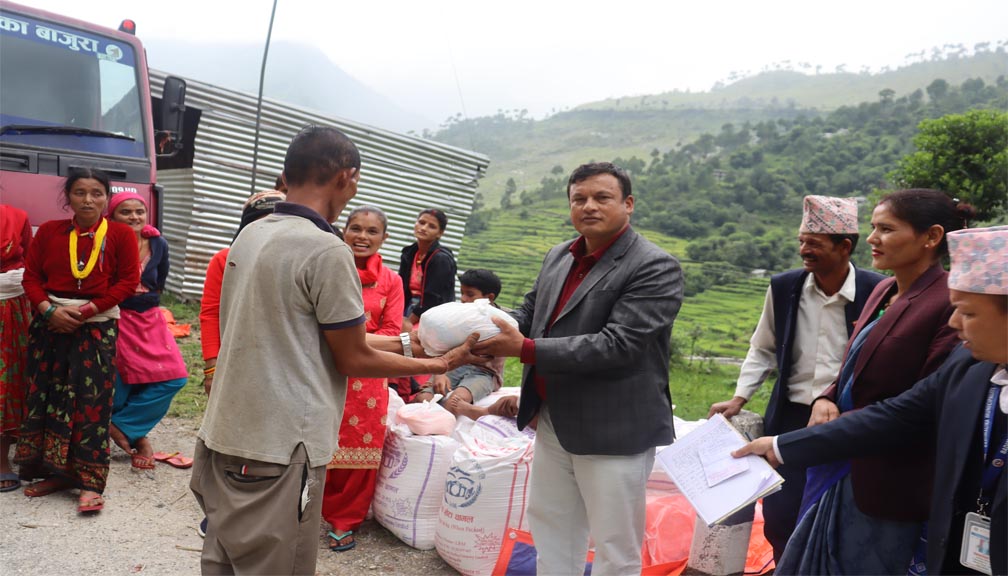 सेलाघाटका बाढी पिडितहरुलाइ बडिमालिलका नगरपालिकाले दियाे  राहत