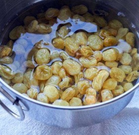 बिहान खाली पेटमा भिजाएको किसमिस खाँदा यस्ता छन् फाइदा, रक्तचापसमेत नियन्त्रण गर्छ