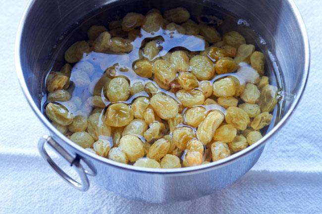 बिहान खाली पेटमा भिजाएको किसमिस खाँदा यस्ता छन् फाइदा, रक्तचापसमेत नियन्त्रण गर्छ