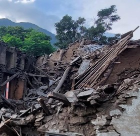 बाजुरामा पहिरोले ४ परिवार विस्थापित