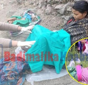 बाजुराका आमा बाटोमै बच्चा जन्माउदै