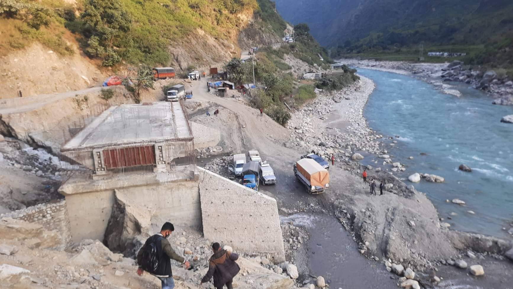 बझाङको नारुगौडामा काम गराउने पेटी ठेकेदार मगरले : कामदारलाइ रकम नभएको चेक दिएर फरार