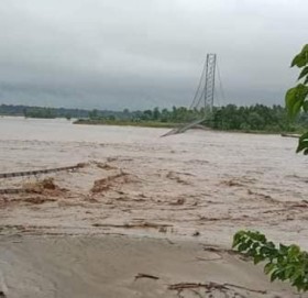 कञ्चनपुरमा बनहरा नदीको बाढीले झोलुङ्गे पुल बगायो