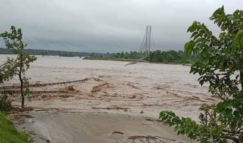 कञ्चनपुरमा बनहरा नदीको बाढीले झोलुङ्गे पुल बगायो