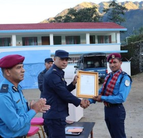 भाद्र महिनाको उत्कृष्ट प्रहरीमा प्रहरी सहायक निरीक्षक नवराज पुरस्कृत