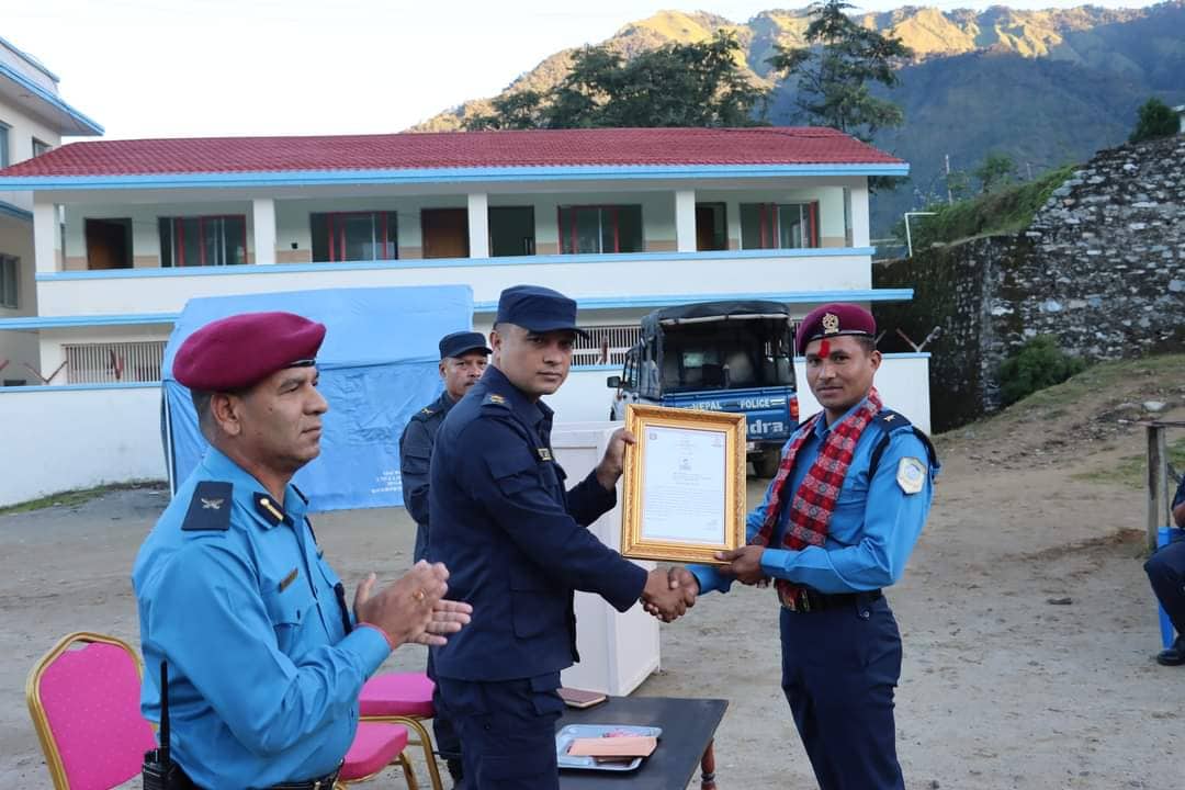 भाद्र महिनाको उत्कृष्ट प्रहरीमा प्रहरी सहायक निरीक्षक नवराज पुरस्कृत