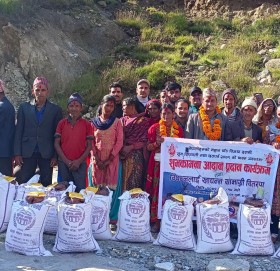 दशैको शुभकामना बिपन्न परिवारलाइ खाध्यान्न सहयाेग : बडिमालिका ७