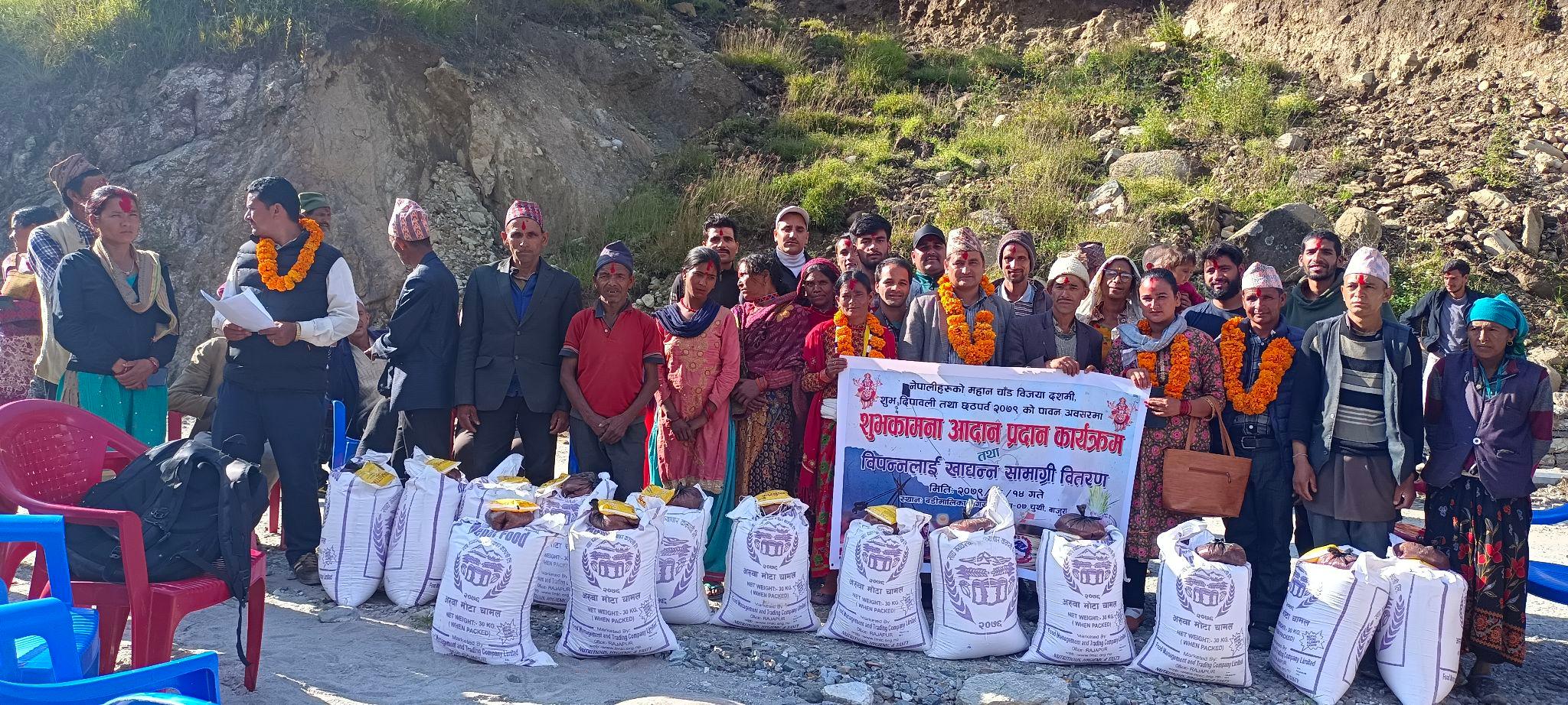 दशैको शुभकामना बिपन्न परिवारलाइ खाध्यान्न सहयाेग : बडिमालिका ७