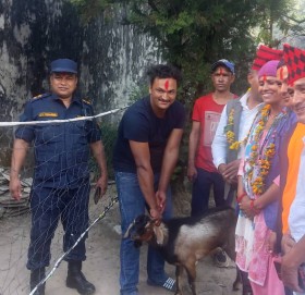 दशै मनाउन बाजुरा कारागारका कैदिबन्दिलाई बुढीगंगा नगरपालिकाद्धारा खसी र खेलकुद सामग्री सहयोग