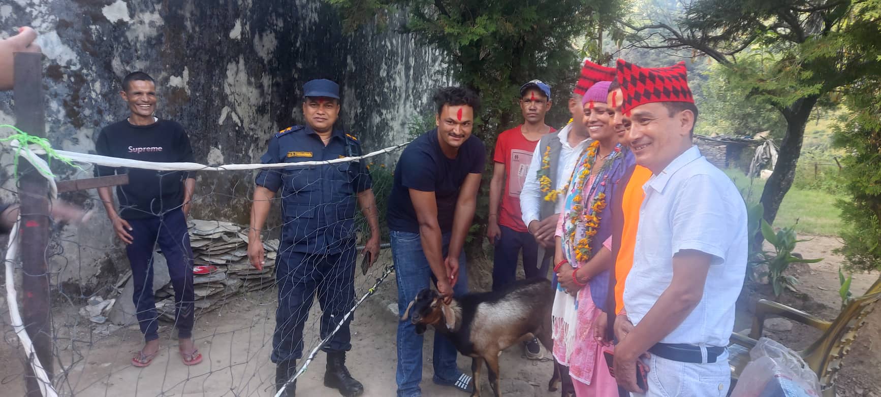 दशै मनाउन बाजुरा कारागारका कैदिबन्दिलाई बुढीगंगा नगरपालिकाद्धारा खसी र खेलकुद सामग्री सहयोग