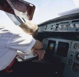 पाइलटको ध्यान भंग गर्न यात्रुले नग्न तस्वीर पठाएपछि…