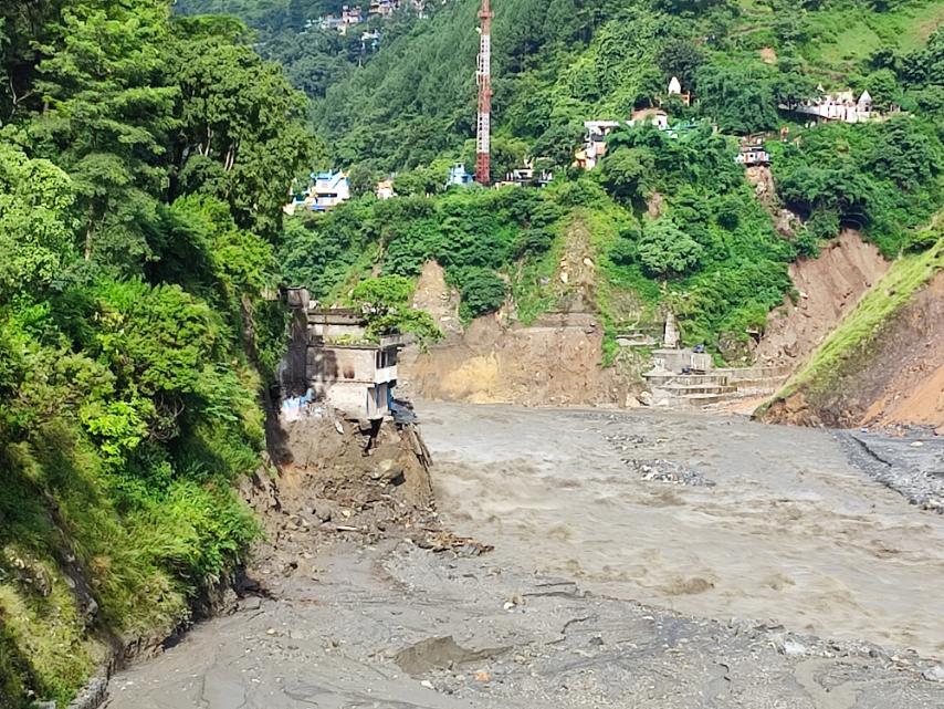 दार्चुलामा पहिरोमा पुरिएर २ जनाको मृत्यु, ११ बेपत्ता