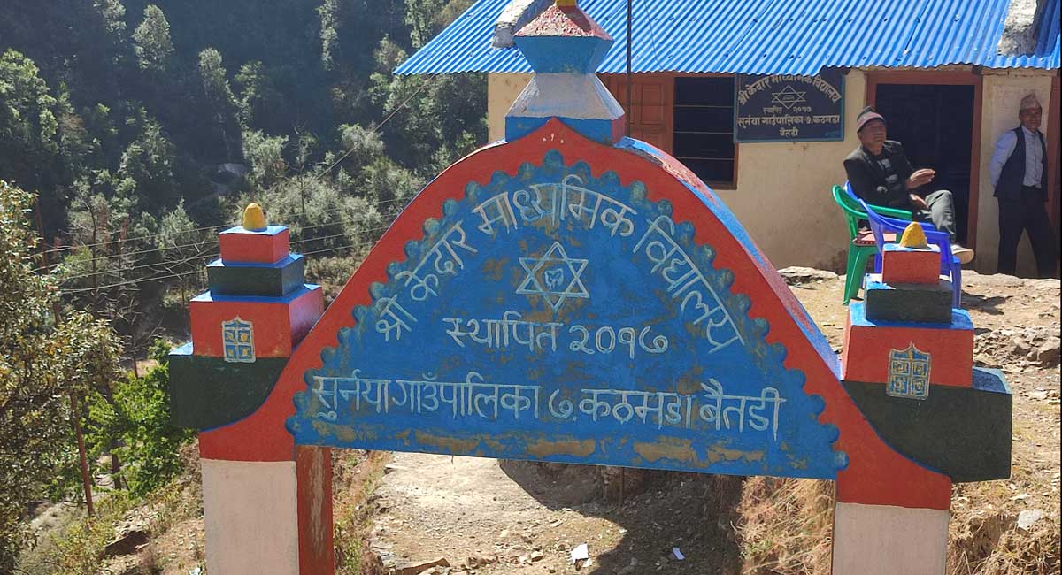 बैतडीमा तीन वर्षदेखि एकै शिक्षकका दुई खेताला