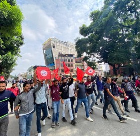 राष्ट्रपतिले नागरिकता विधेयक प्रमाणीकरण नगरेको भन्दै त्रिचन्द्रमा नेविसंघको प्रदर्शन