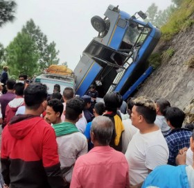 भीमफेदी बस दुर्घटना : मृत्यु हुने २ जनाको सनाखत, घाइते २५ जनाको नाम सार्वजनिक