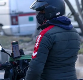 बाइकमा ‘मोबाइल स्ट्यान्ड’ राखे कारबाही