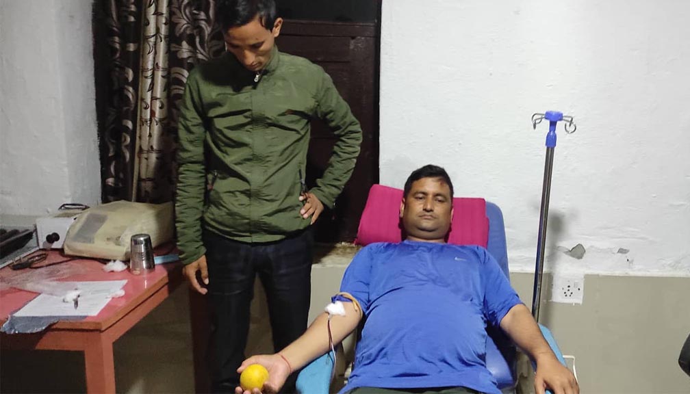 जिल्ला अस्पताल बाजुरामा  वडाअध्यक्ष पाध्यायले रगत दिएर महिलाको ज्यान बचाए