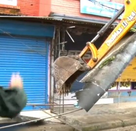 धोबीचौरको अनधिकृत टहरा हटाउँदै महानगर