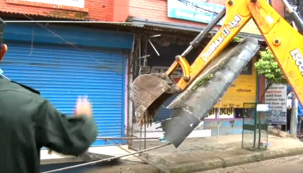 धोबीचौरको अनधिकृत टहरा हटाउँदै महानगर