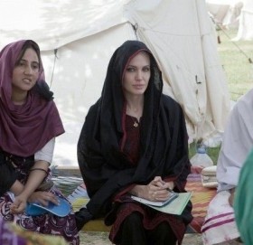 बाढी पीडितलाई भेट्न पाकिस्तान पुगेकी जोलीले भनिन्-मैले यस्तो कहिल्यै देखेकी थिइन्