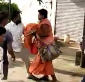 बच्चा चोरेको आरोपमा चार जना साधु कुटिए