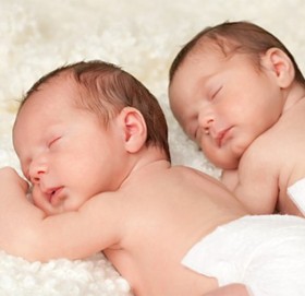 महिलाले जन्माइन् जुम्ल्याहा बच्चा, तर पिता फरक फरक !