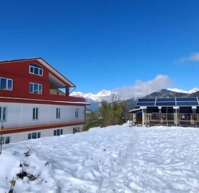 नेपालमा गाँजाको बोटबाट बनेको घरमा रिसोर्ट सञ्चालन