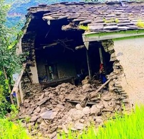 खप्तड छेडेदह गाउँपालीका ३ मा एक्कासी घर भत्कियाे