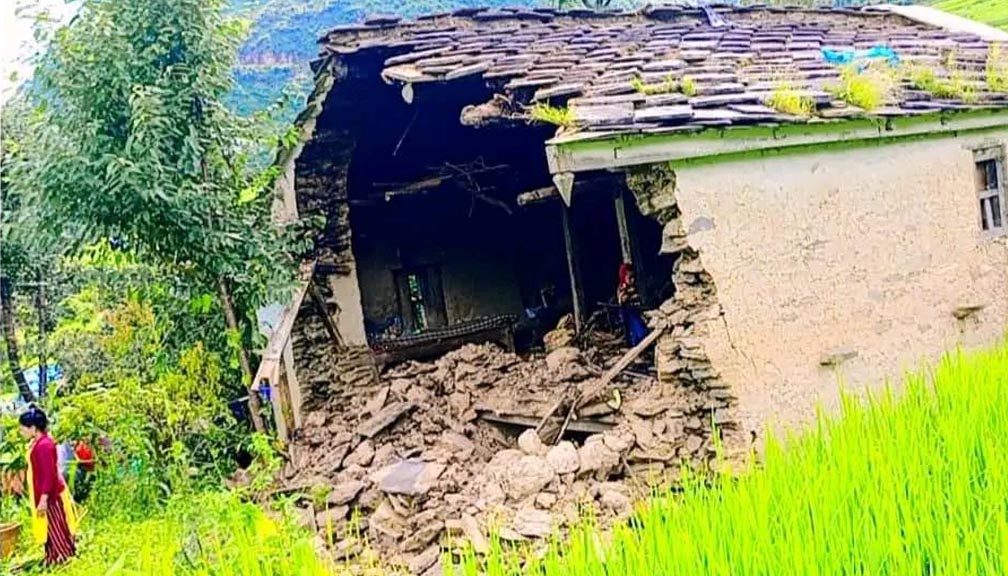 खप्तड छेडेदह गाउँपालीका ३ मा एक्कासी घर भत्कियाे