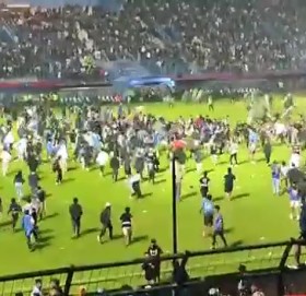 इन्डोनेसियामा फुटबल खेलको दौरान भागदौड मच्चिँदा १२० भन्दा बढीको मृत्यु