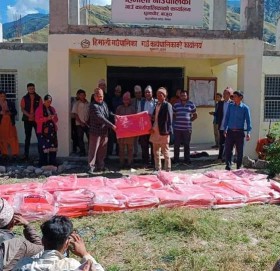 बिस्तापीत एक सय बढि परिवारलाई गाउँपालिकाद्धारा राहत साम्रगी बितरण