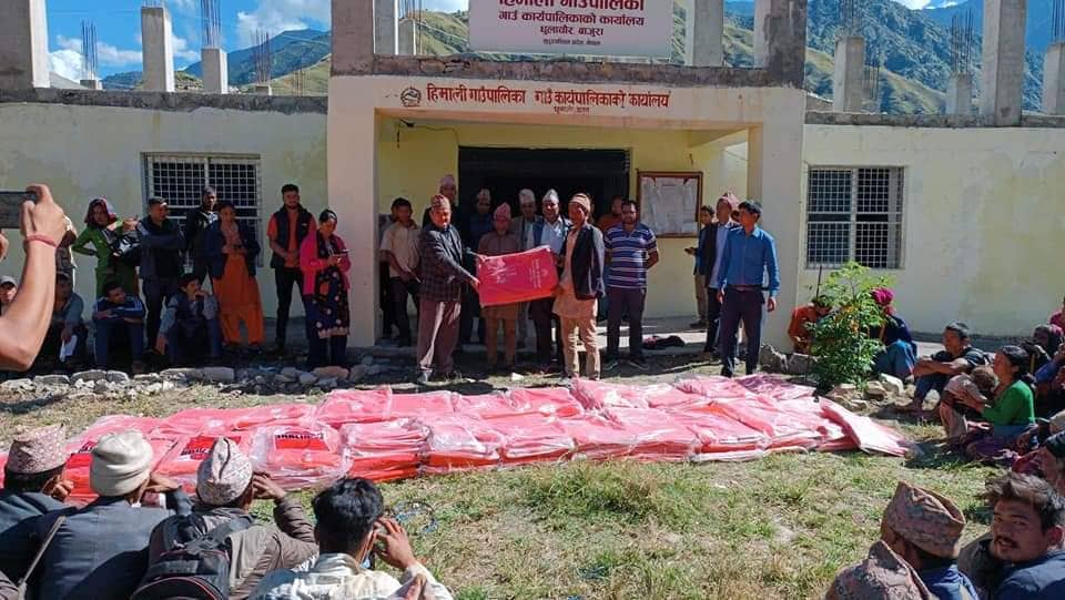 बिस्तापीत एक सय बढि परिवारलाई गाउँपालिकाद्धारा राहत साम्रगी बितरण