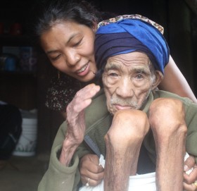 १०१ वर्षीय हजुरबुवाको स्याहार गर्न इजरायलबाट घर फर्किन् नातिनी