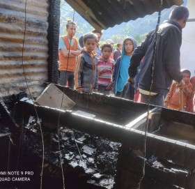 बाजुरामा एक पसलमा आगलागी हुँदा लाखौं बढीकाे क्षेति